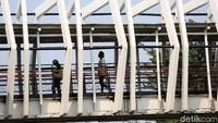 Desain skybridge tampak artistik dengan cincin segi enam yang melingkar di jembatan.
