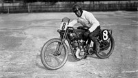 Foto ini diambil pada tanggal 16 Mei 1925. Seorang pengendara F A Longman mengendarai motor Harley-Davidson usai keluar sebagai pemenang dalam balapan 100 mil dengan kecepatan lebih dari 90 mil per jam di Brooklands.  MacGregor/Topical Press Agency/Getty Images.