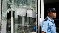 Dilansir dari BBC Indonesia, pada Senin (1/7/2019) ratusan demonstran menggunakan tongkat-tongkat logam untuk bisa masuk ke gedung Parlemen Hong Kong, merusak foto-foto, dan mengibarkan bendera Inggris, pada hari peringatan penyerahan Hong Kong dari Inggris ke China. Jorge Silva/Reuters.