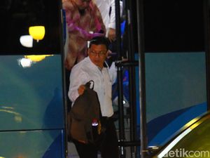 Naik Bus, Rombongan TKN-TKD Temui Jokowi di Istana Bogor