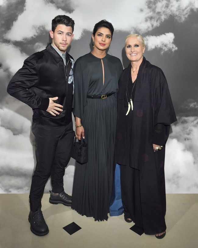 Priyanka Chopra hadir di fashion show koleksi Couture Autumn/Winter 2019-2020 Dior, Senin (1/7/2019), bersama suaminya, Nick Jonas. Aktris berdarah India itu menebar pesonanya dalam balutan gaun hijau gelap Dior yang dipadu dengan slim-belt hitam. (Foto: dok. Dior)