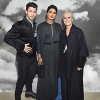 Priyanka Chopra hadir di fashion show koleksi Couture Autumn/Winter 2019-2020 Dior, Senin (1/7/2019), bersama suaminya, Nick Jonas. Aktris berdarah India itu menebar pesonanya dalam balutan gaun hijau gelap Dior yang dipadu dengan slim-belt hitam. (Foto: dok. Dior)
