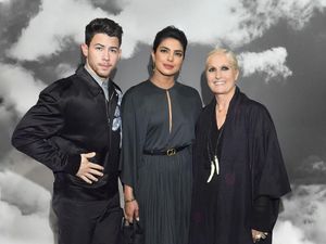 Foto: Cantiknya Priyanka Chopra Hingga Gal Gadot di Fashion Show Dior