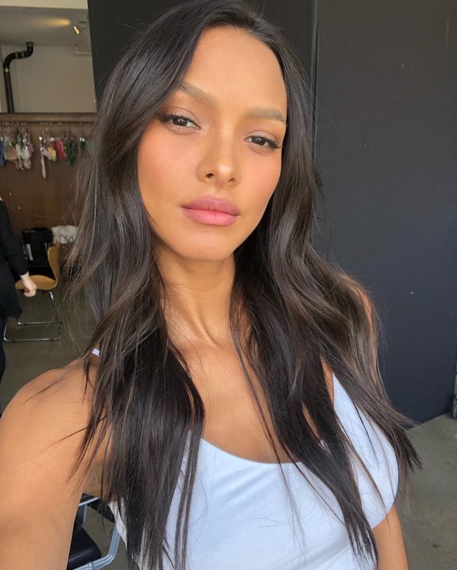 Siapa sangka Lais Ribeiro yang tubuhnya sungguh langsing dan seksi ini adalah ibu dari seorang anak yang sudah berusia remaja. Lais melahirkan anak laki-laki pada 17 Mei 2008. Saat itu usianya baru 18 tahun. Foto: Instagram @laisribeiro