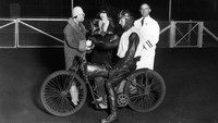 Pebalap Frank Arthur juga menggunakan Harley-Davidson untuk balapan pada Tahun 1928 di Harringay, London Utara. Fox Photos/Getty Images.