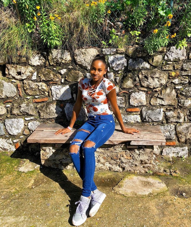 Seperti kebanyakan remaja lain Coco pun mendengarkan musik untuk menenangkan dirinya. Ia mengaku mendengarkan lagu-lagu dari Jaden, Kendrick Lamar, dan Miss Mulatto. Foto: Instagram @cocogauff