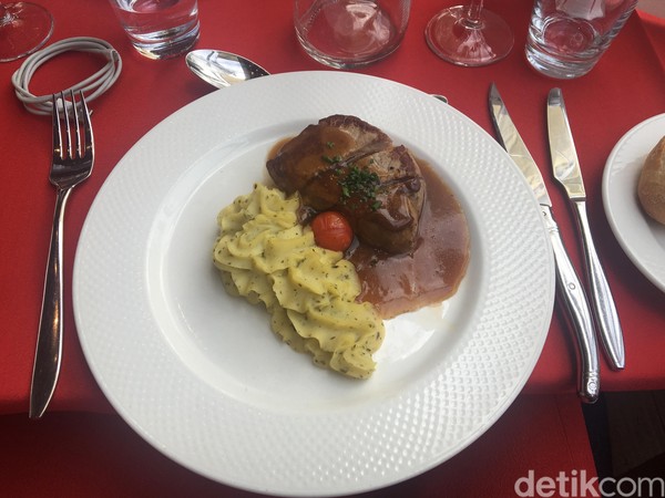 Aneka makanan yang disajikan berupa makanan khas dari Prancis, seperti duck foie gras, creamy pea soup, dan lain-lain. (Angga Aliya/detikcom)