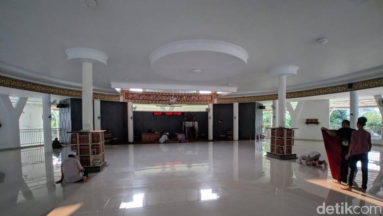 Insiden Anjing Masuk Masjid, Pengurus Gulung Semua Karpet untuk Dicuci Insiden Anjing Masuk Masjid, Pengurus Gulung Semua Karpet untuk Dicuci