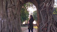 Ini saat di ke Wat Phra Ngam di Ayutthaya, Thailand. (paweensuda/Instagram)