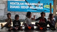 Penolakan itu terlihat dari spanduk-spanduk yang terpampang di permukiman nelayan di Muara Angke.