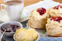 Mana yang Dioleskan Dulu pada Scone, Selai atau Krim?