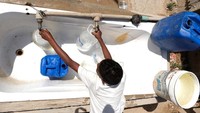 Anak-anak itu menyusuri sejumlah area sekitar kamp pengungsian di kawasan Benghazi, Libya, untuk mencari sumber air. Esam Omran Al-Fetori/Reuters.