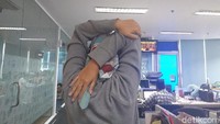 Tariklah siku sampai terasa regangan di lengan. Tahan selama 20 detik. Lakukan 2-3 kali pengulangan. (foto:detikHealth) 