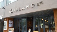 Tempat terbaik untuk menikmati pemandangan itu adalah dari sebuah kedai makan kecil bernama &island, berlokasi di Kitahama Chou ku, Osaka. (Dana Aditiasari/detikcom)