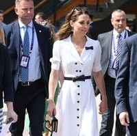 Alexander McQueen Wicca Mini Clutch in Raffia bag menjadi tas andalan Kate. Tas tersebut dijual sekitar Rp 26 juta. (Foto: Mike Hewitt/Getty Images)