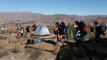 Beberapa turis mendirikan kemah dan sabar menunggu terjadinya gerhana Matahari total. Foto: Reuters