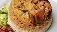 Daging ayam yang meresap bumbu dan kaldunya dalam nasi bikin nasi tim makin enak. Bisa dipotong besar dan ditaburi bawang goreng. Yummy! Foto : Instagram @saepulhdyt