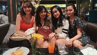 Tak cuma bersama Onad, Beby mampir ke restoran bersama teman-temannya. Ada pasta dan jus segar yang jadi santapan pilihan mereka. Foto: Instagram bebyleonardo