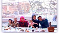 Begini potret kehangatan keluarga Fairuz dan Sonny saat makan bersama. Di sana terlihat sosok ibu dari Fairuz atau pun Sonny. Foto: Instagram sonnyseptian