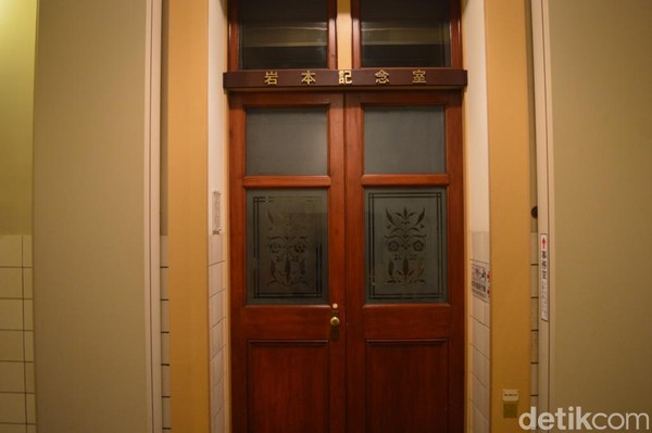 Meski struktur utama masih dipertahankan seperti bentuk semula sejak pertamakali dibangun, namun bagian dalamnya sudah mendapat sentuhan modern seperti lift, dan pintu otomatis pada toilet yang bisa membuka dan menutup sendiri dengan sensor. (Dana Aditiasari/detikcom) Meski struktur utama masih dipertahankan seperti bentuk semula sejak pertamakali dibangun, namun bagian dalamnya sudah mendapat sentuhan modern seperti lift, dan pintu otomatis pada toilet yang bisa membuka dan menutup sendiri dengan sensor. (Dana Aditiasari/detikcom)