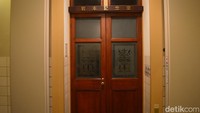 Meski struktur utama masih dipertahankan seperti bentuk semula sejak pertamakali dibangun, namun bagian dalamnya sudah mendapat sentuhan modern seperti lift, dan pintu otomatis pada toilet yang bisa membuka dan menutup sendiri dengan sensor. (Dana Aditiasari/detikcom)