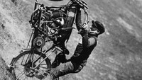 Tak ada yang tak mengenal motor Harley-Davidson. Motor gede (moge) pabrikan Amerika Serikat ini jadi salah satu motor legendaris dan memiliki banyak penggemar. Di masa-masa awal pembuatannya motor ini pernah diuji pada kemiringan yang curam lho. Dok. Getty Images.