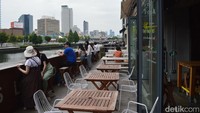 Makan siang ditemani indahnya pemandangan Sungai Yodo bisa jadi pilihan menarik bagi traveler di Kota Osaka, Jepang. (Dana Aditiasari/detikcom)