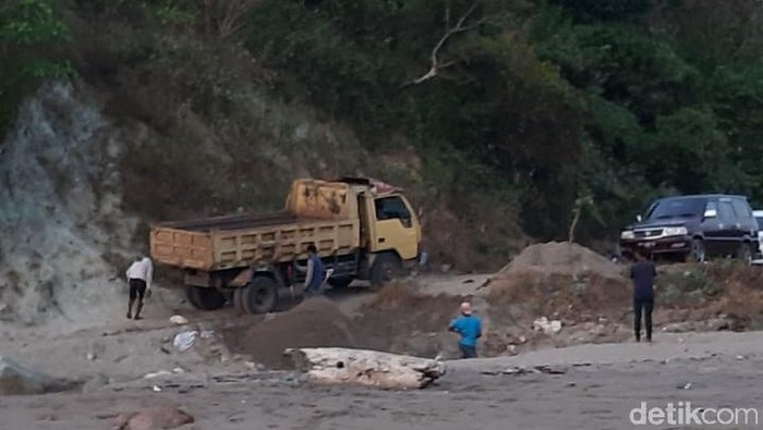 Duh! Pasir Pantai di NTB Ini Digali Secara Ilegal