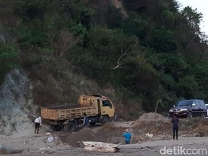 Duh! Pasir Pantai di NTB Ini Digali Secara Ilegal
