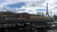 Liburan ke Paris, traveler harus coba rasanya makan malam di atas kapal yang menyusuri Sungai Seine. Ada satu operator tur bernama Bateaux Mouches yang jadi rekomendasi. (Angga Aliya/detikcom)