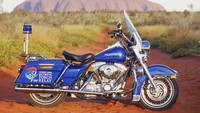 Salah satu motor Harley-Davidson model Touring yang akan digunakan untuk obor Olimpiade di Taman Nasional Kata Tjuta di Uluru, Australia pada 6 Juli 2000. Matt Turner/Getty Images.