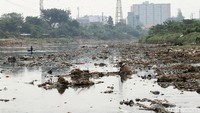 Ada pula warga yang memancing ikan di tengah Sungai Ciliwung yang mulai surut.