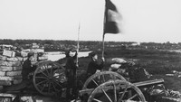 Di tahun 1898, tepatnya di tanggal 13 Agustus, pasukan Amerika menggunakan meriam untuk memberi sinyal atas mundurnya Spanyol semasa Perang Spanyol-Amerika. Hulton Archive/Getty Images.