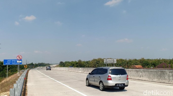 Polemik soal ganti rugi tanah di ruas Tol Ngawi tak kunjung berakhir. Warga dan perangkat Desa Klitik Kecamatan Geneng, mengancam akan memblokir jalan tol di Tanah Kas Desa (TKD) yang belum dibayar PT Jasa Marga Solo Ngawi (JSN).