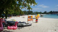 Di sekitar pantai, juga ada sejumlah pedagang. Mulai dari makanan, suvenir sampai penyewaan floaties yang kekinian. Bentuknya pun unik, seperti flamingo dan unicorn (Shinta Angriyana/detikcom)