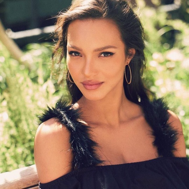 Pada 2019 ini Lais Ribeiro yang berusia 28 tahun masuk dalam daftar top 10 model baju renang bersama Irina Shayk. Dalam daftar yang dirilis brand lingerie dan swimwear asal Inggris, Bluebella, berdasarkan pengaruhnya di media sosial dan penghasilan yang ia dapat dari postingan di Instagram itu, Lais berada di urutan ke-8. Foto: Instagram @laisribeiro