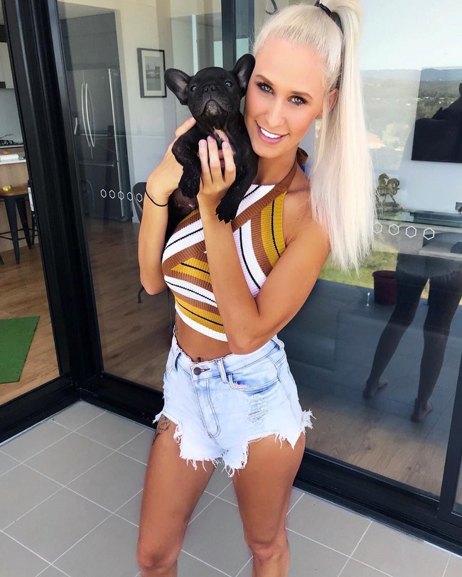 Inilah penampilan seksi wanita asal Australia bernama Natalie Alexander. Setelah pemasangan implan payudara enam tahun lalu, dia merasa bangga dengan dada palsunya tersebut.  Foto: dok. Instagram