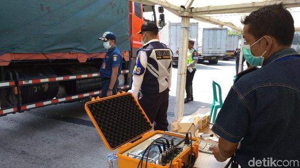 15 Truk Over Load Terjaring Razia Odol di Tol Palikanci