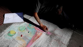 Seorang warga membua ilustrasi soal G=gerhana Matahari total. Foto: Reuters