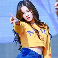 Walaupun masih muda, tapi Nancy membuktikan bakatnya dalam bernyanyi dan menari. Foto: Instagram @nancy.momoland