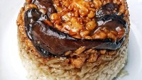 Jamur hioko atau shitake yang umami rasanya bikin nasi tim makin lezat. Apalagi rasa jamur menyatu dengan rasa gurih daging ayam. Foto : Instagram @cecegagemugemuk