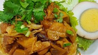 Nasi tim ala Medan ini memakai daging ayam yang dipotong kasar dan ditaburi daun ketumbar. Mantul! Foto : Instagram @ellyshuang