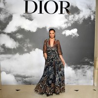 Gal Gadot tampil seksi dengan gaun berbelahan dada rendah. Motif gaun yang mencolok sukses membuat sang Wonder Woman mencuri perhatian. (Foto: dok. Dior)