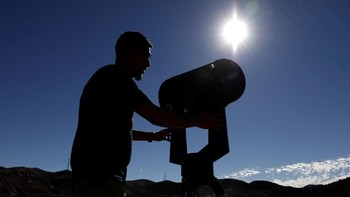 Ada empat tipe gerhana matahari yakni total, sebagian, cincin dan hibrida. Menurut Badan Antariksa AS atau NASA, gerhana matahari total terjadi setiap 1,5 tahun. Gerhana matahari sebagian diperkirakan terjadi dua kali dalam setahun. Foto: Reuters