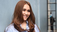 Banyak isu yang beredar usai munculnya berita cabutnya Ayu dari Pesbukers. Pool/Noel/detikFoto.