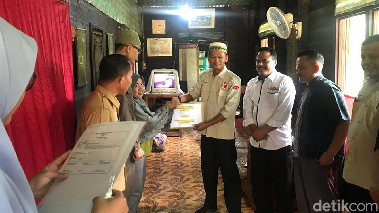 Bawaslu Beri Santunan ke Anggota Panwas di Riau yang Keguguran Bawaslu Beri Santunan ke Anggota Panwas di Riau yang Keguguran
