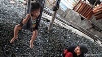 Sebagian dari mereka mengajak anaknya ke lokasi pengupasan cangkang kerang. 