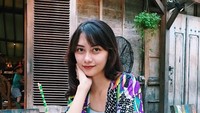Dessert dan minuman segar menemani santai Beby di sebuah kafe. Senyumnya kelihatan manis ya? Foto: Instagram bebyleonardo