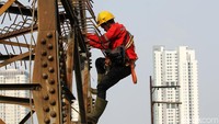 Para petugas mulai menaiki tower sejak pagi hari.
