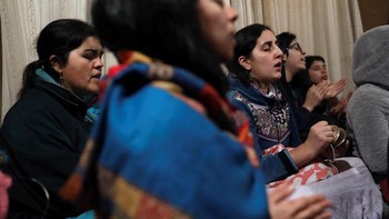 Ada pula yang mengadakan doa. Foto: Reuters